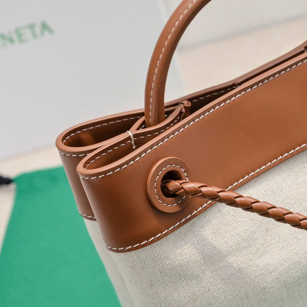 Batch 1480 The figure-shaped buckle (bow tie) has become a popular item of Bottega Veneta with its unique elegance. The newly launched leather & canvas are really tailor-made for spring and summer. The linen fabric has its own laziness, chestnut-like leather, and a retro feel. The figure-shaped buckle has been changed to a full leather figure buckle, with a unique charm. Style number: 1594 Size: 25*22*10.5cm